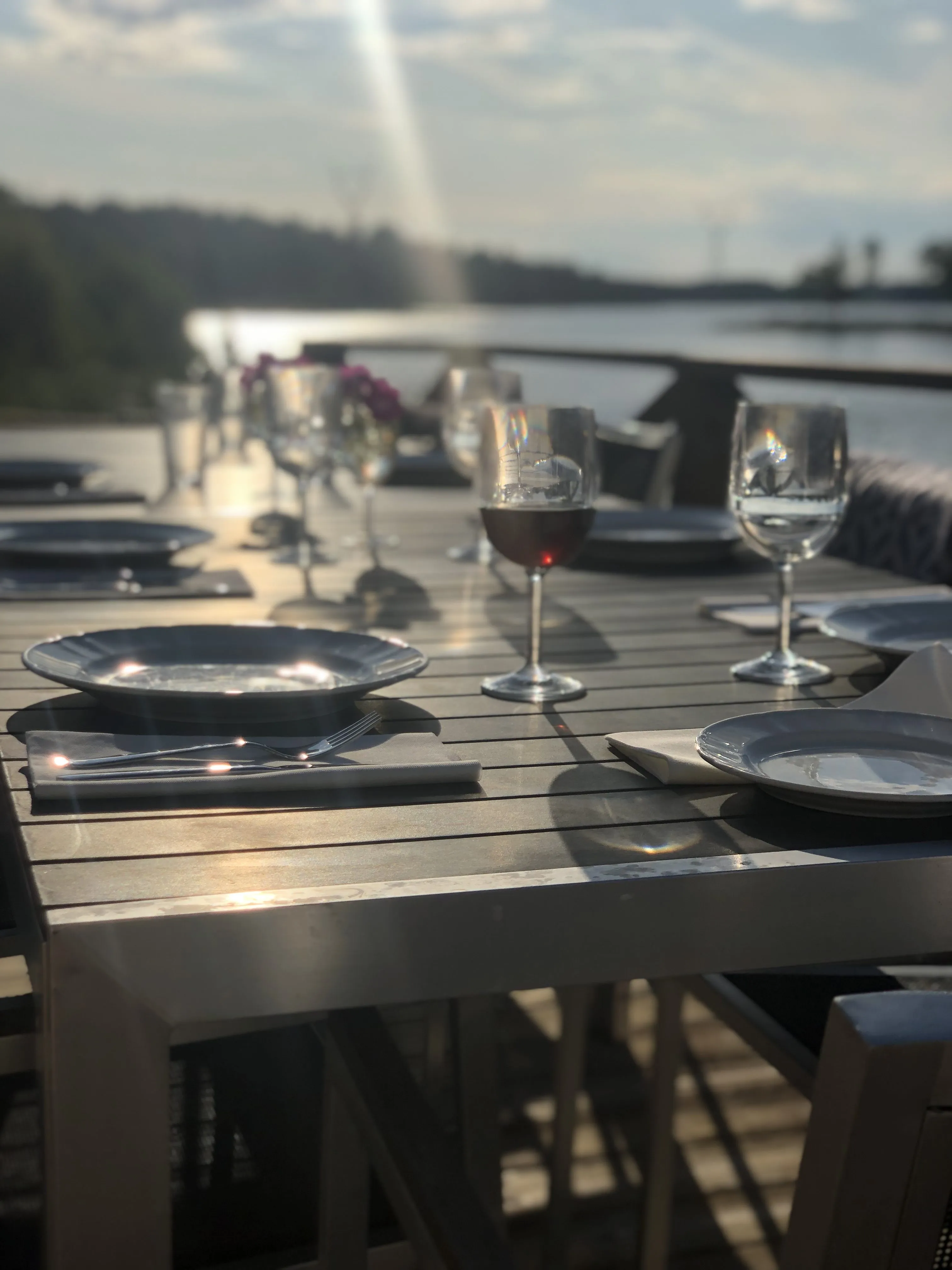 Dukning på bryggan vid Ören