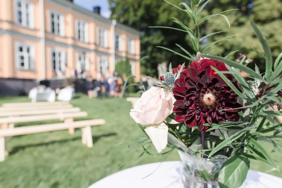 Blombukett framför Thoresta Herrgård