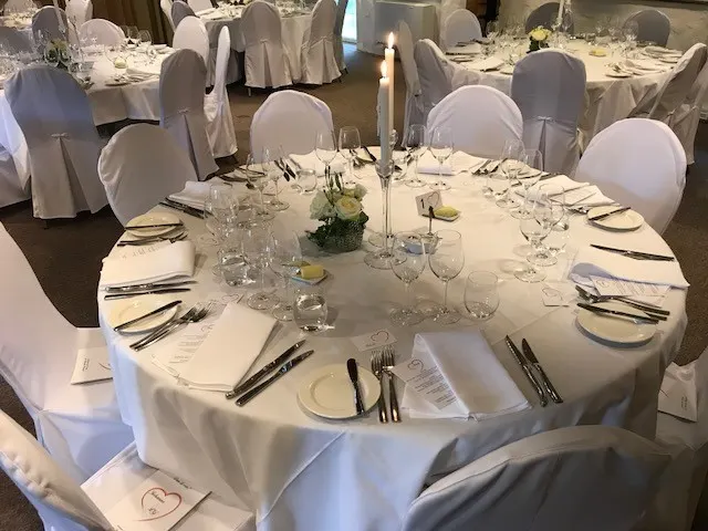 Runda bord med klädda stolar