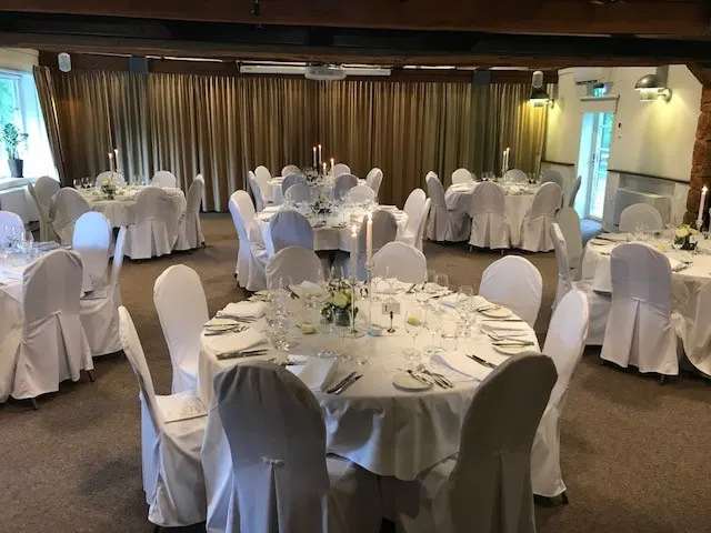 Dukning med klädda stolar