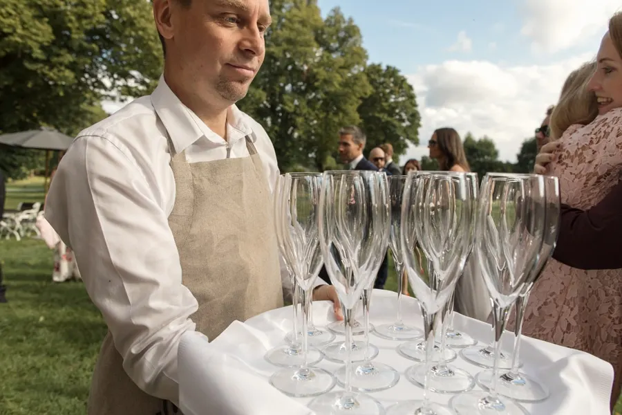 Champagneservering i trädgården