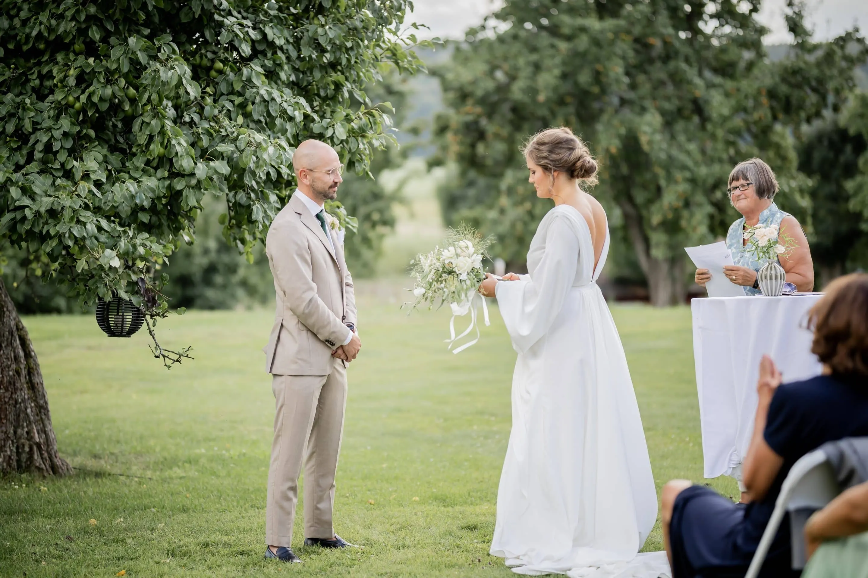 Gäster vid bröllopsbordet