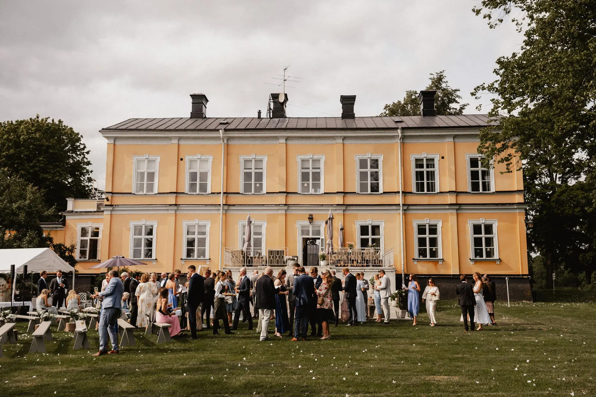 Brudpar med herrgården som bakgrund