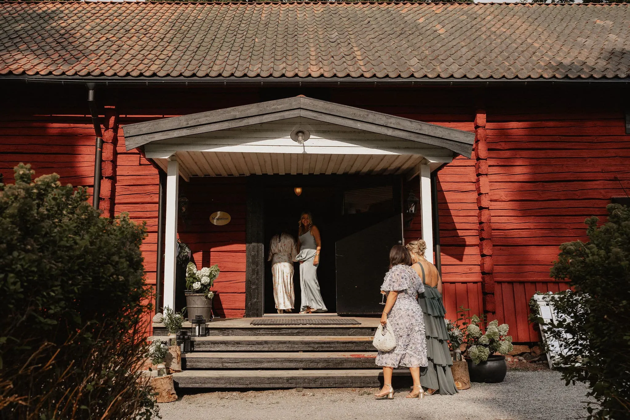 Vigsel bakifrån med gäster