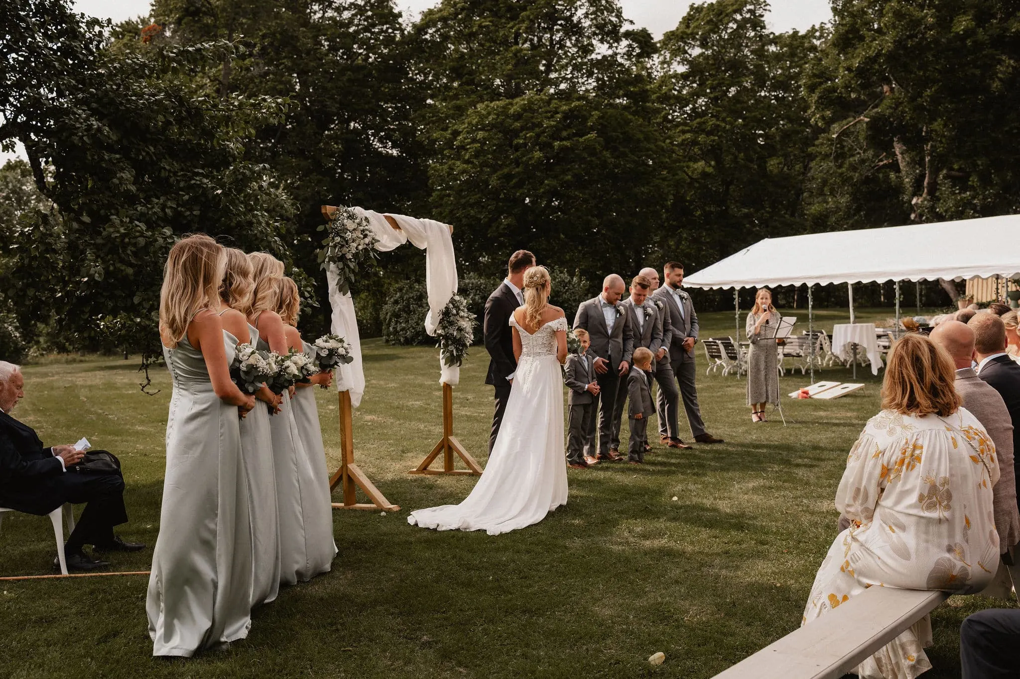 Vigsel med brudpar och präst