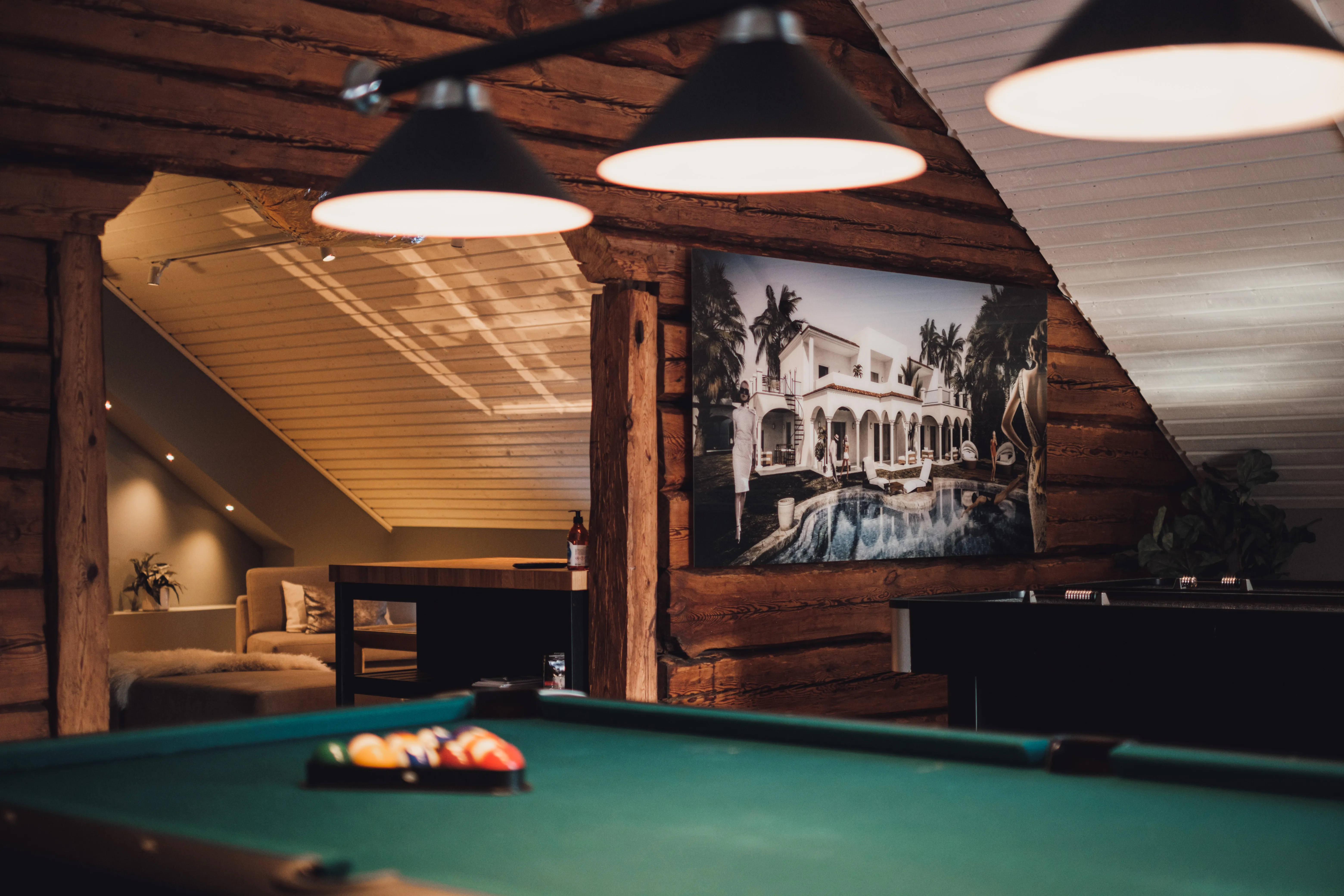 Loftet aktivitetsrum med biljardbord på Thoresta Herrgård