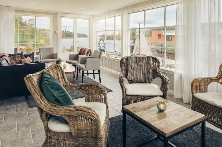 Inglasad veranda på Ören med utsikt mot Mälaren
