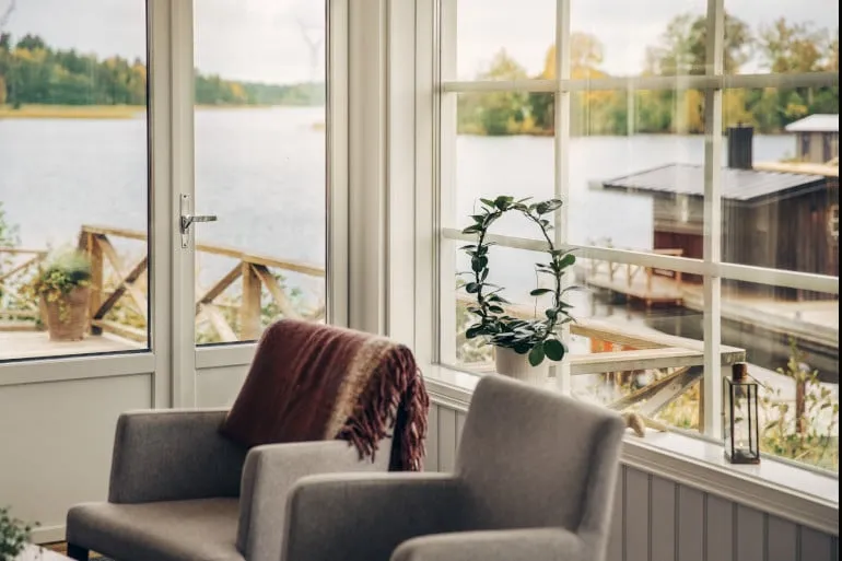 Ören veranda med bastu vid Mälaren