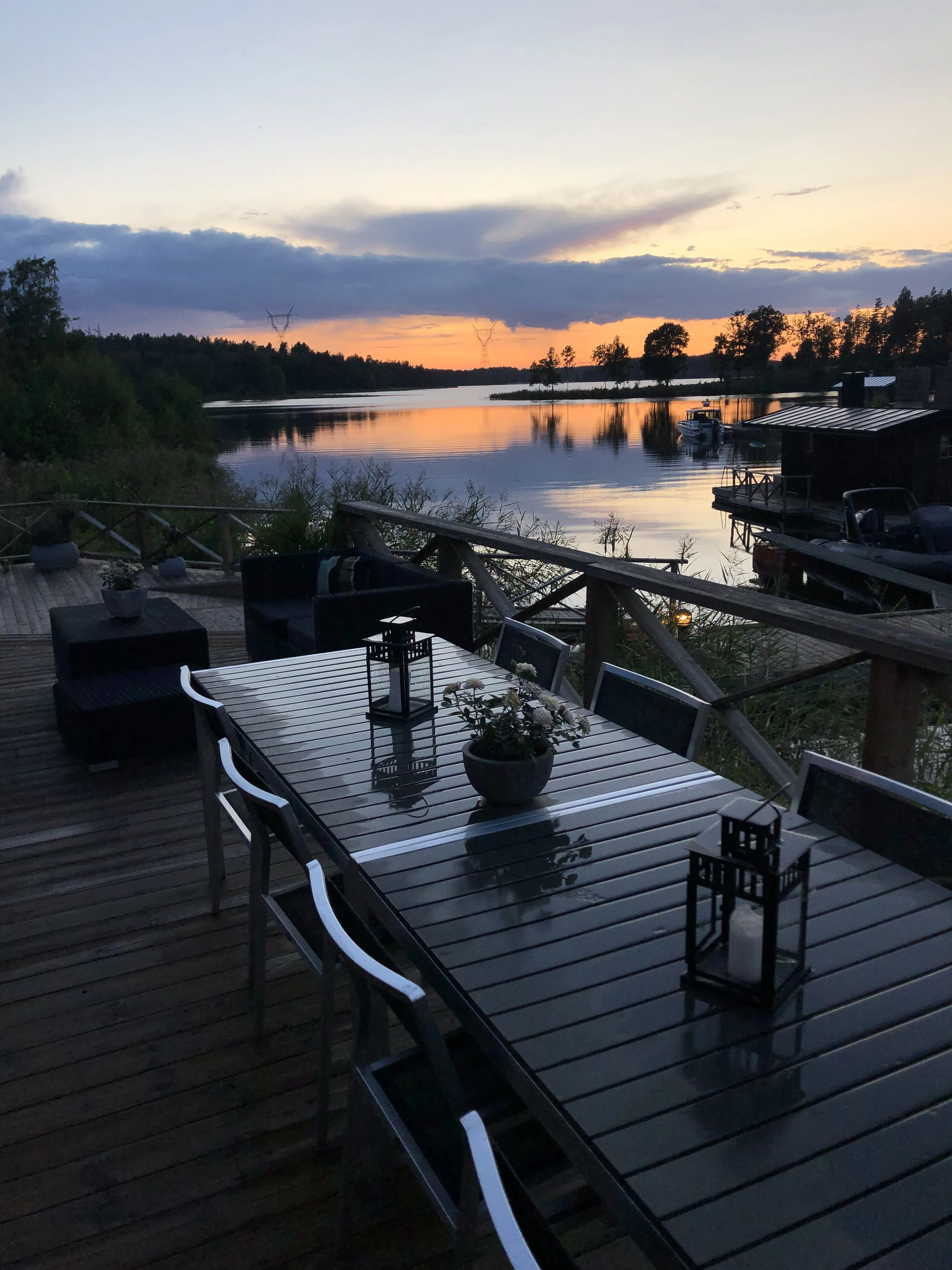 Solnedgång vid Ören med bord i förgrunden