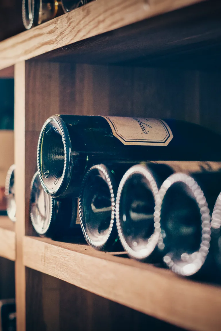 Vinprovning i vinkällaren på Thoresta Herrgård