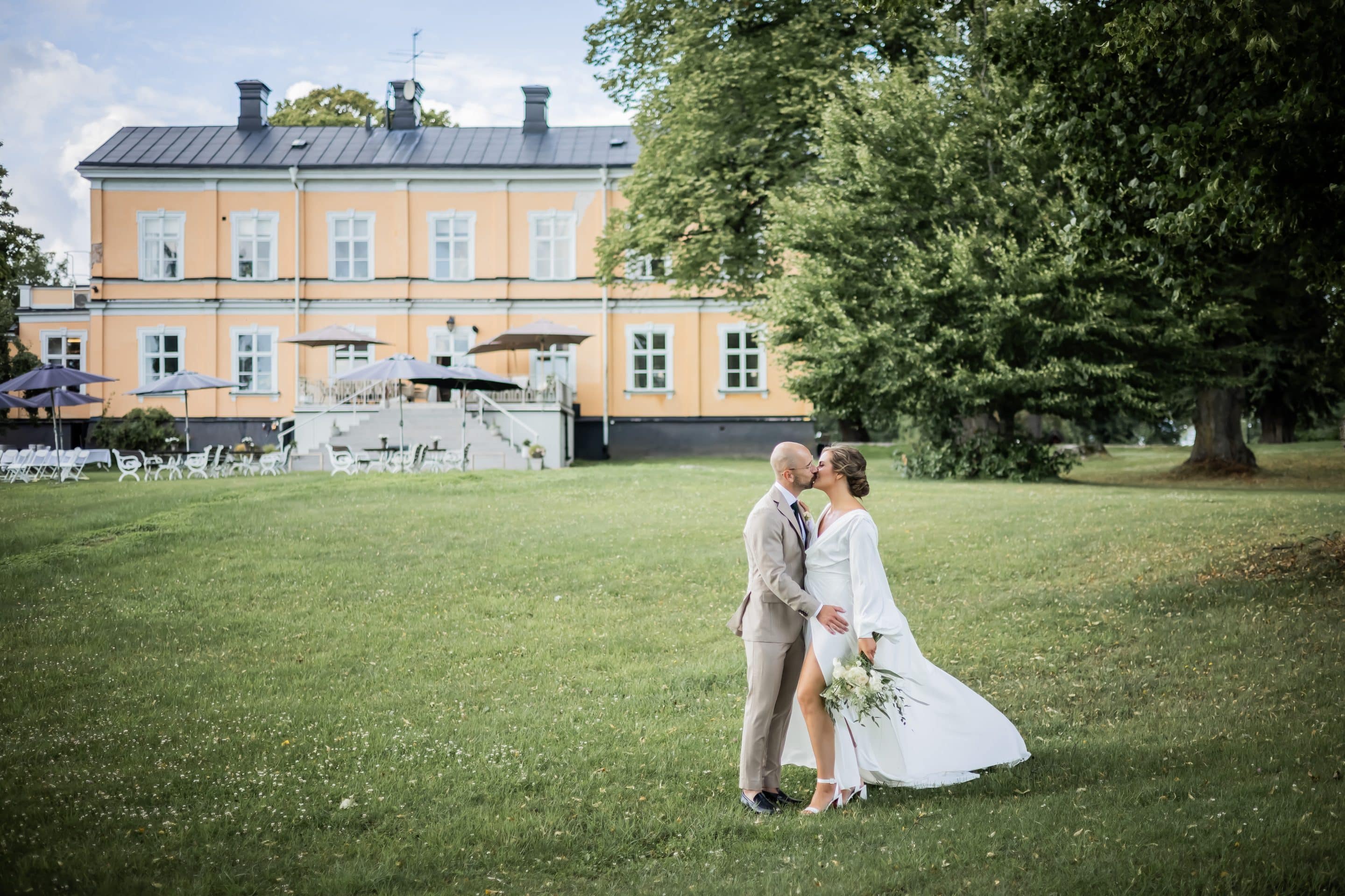 Bröllopspar på Thoresta Herrgård – höstatmosfär i parken