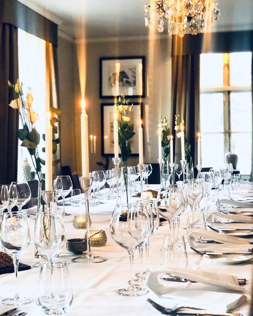 Dukat för middag i matsalen på Thoresta Herrgård