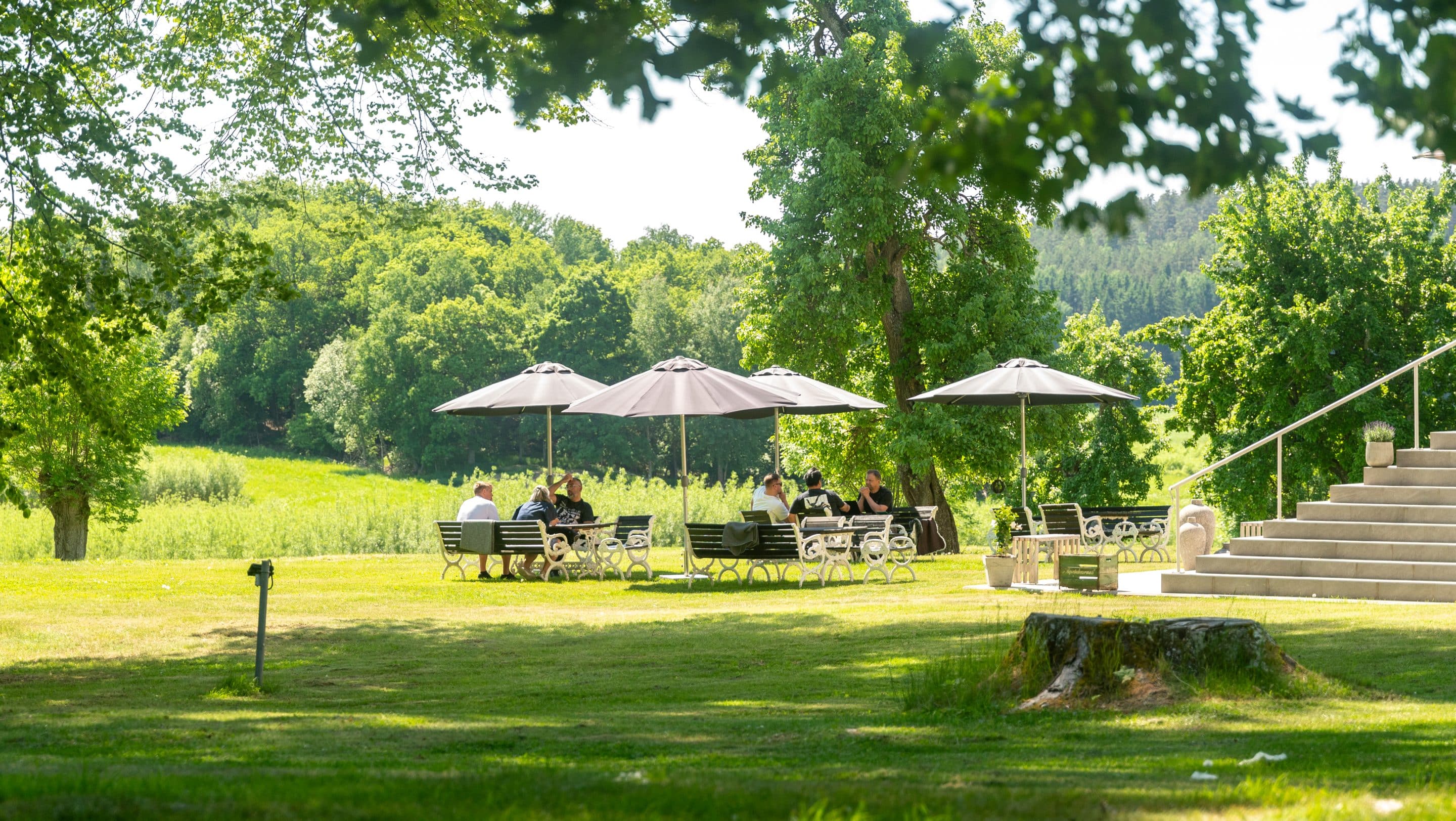 Thoresta Herrgård parken med sittgrupper i solen